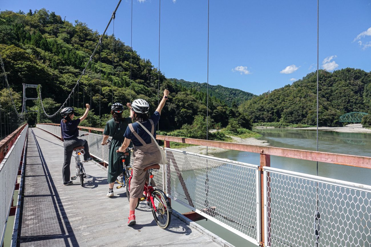 天龍村の秘境サイクリング｜為栗駅近くの吊り橋（JR飯田線）