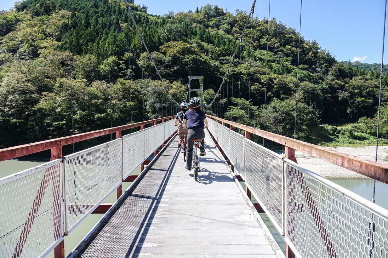 天龍村の秘境サイクリング｜為栗駅近くの吊り橋（JR飯田線）